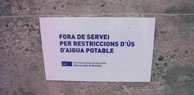 Sortidor d'aigua a la platja de Gav&agrave; Mar fora de servei per les restriccions d'&uacute;s d'aigua potable degudes a la sequera (Abril de 2008)